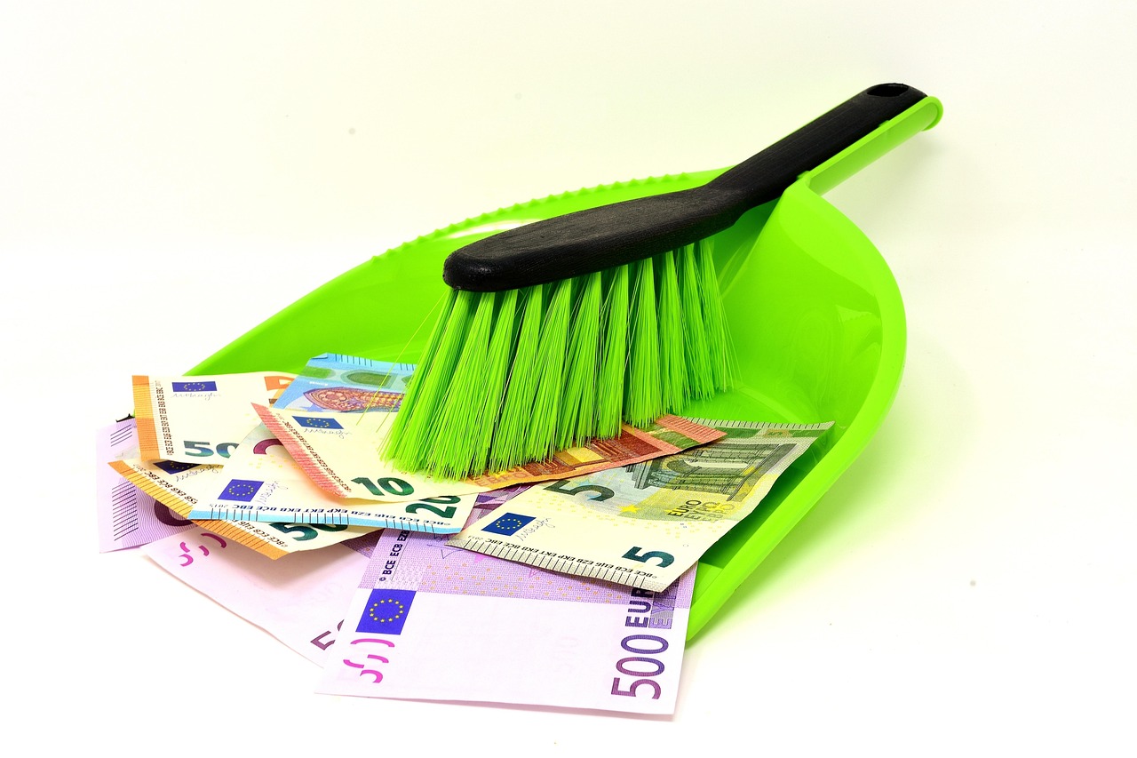 Inquilino moroso durante un'udienza di sfratto in un'aula di tribunale.