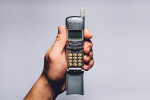 Un vecchio telefono Nokia posato su un tavolo, simbolo di oggetti vintage di valore.