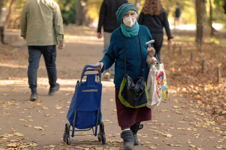 Assegno sociale: importo per chi non ha versato contributi, considerando età e reddito.