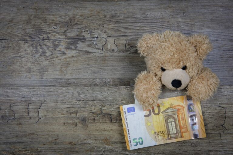 Immagine di una famiglia che discute la donazione della casa con documenti legali.