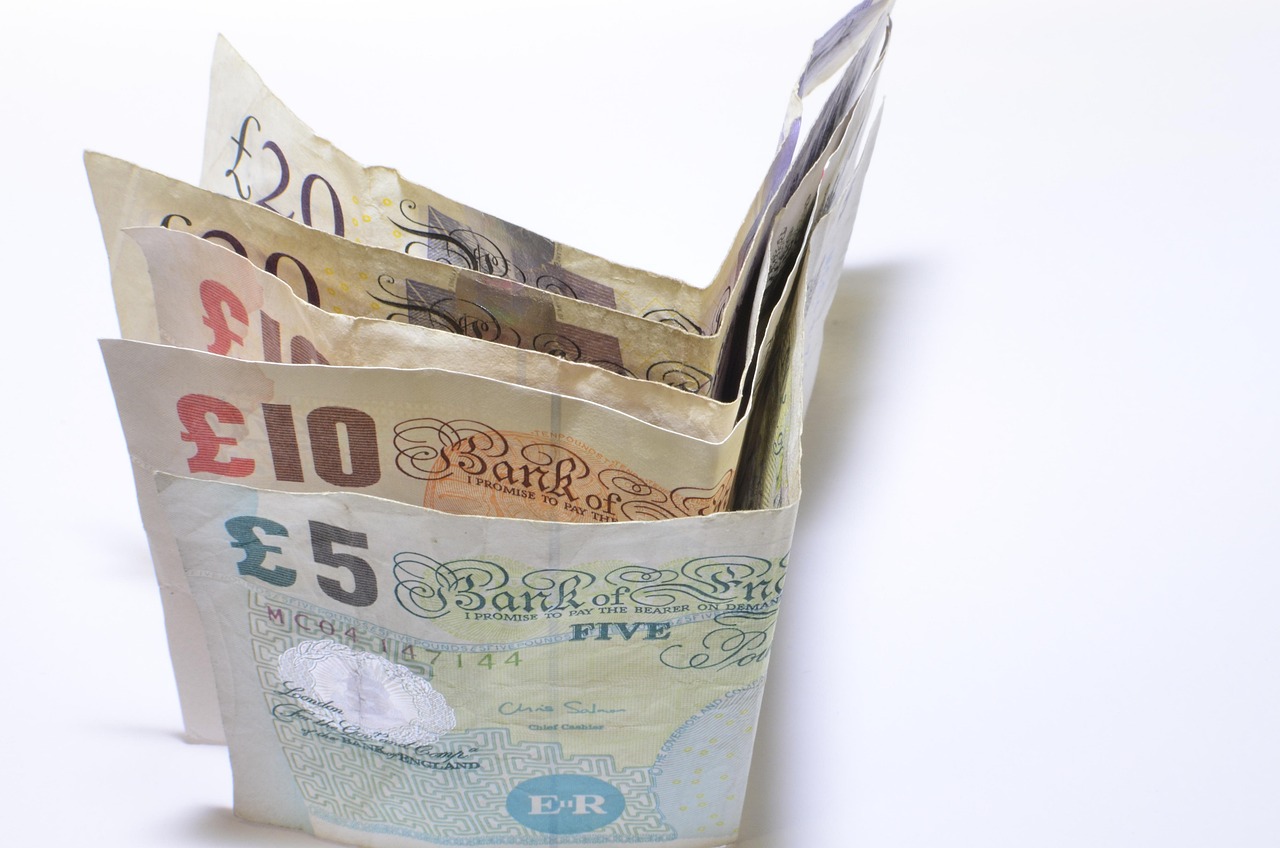 Due mani che tengono un conto cointestato, simbolo di separazione e divisione pacifica dei soldi.