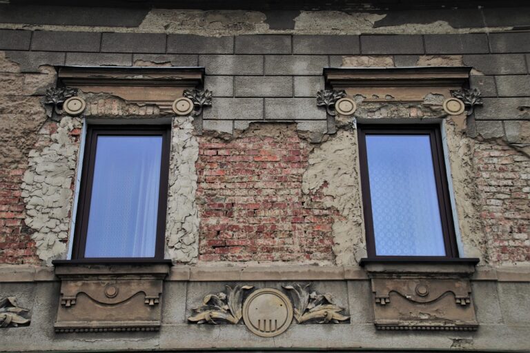 Immagine di infissi moderni che rispettano le normative per il superamento delle barriere architettoniche.