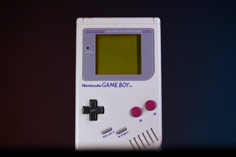 Un vecchio Game Boy originale con giochi, simbolo di collezionismo e nostalgia videoludica.