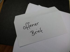 Immagine di un giudice di pace con un documento legale e un martelletto.