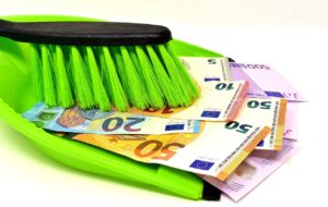 Colf e badanti al lavoro in un ambiente domestico, evidenziando il tema dei nuovi minimi retributivi.