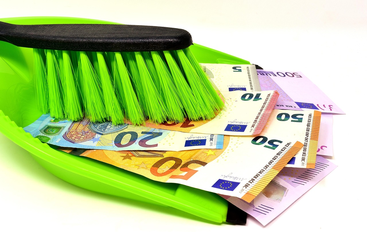 Colf e badanti al lavoro in un ambiente domestico, evidenziando il tema dei nuovi minimi retributivi.