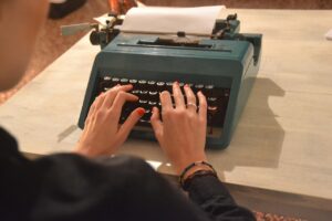 Olivetti Lettera 22: iconica macchina da scrivere vintage, simbolo di design e innovazione.