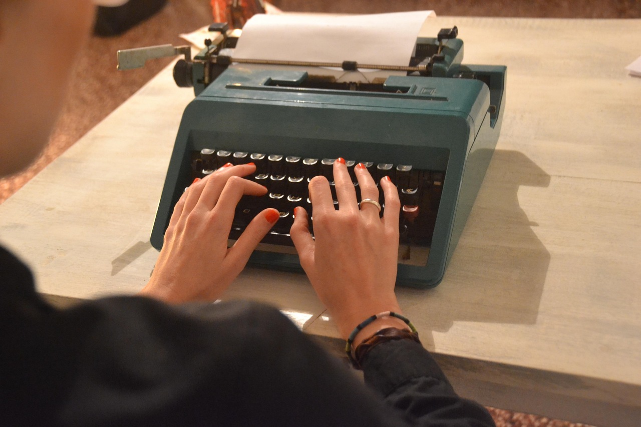 Olivetti Lettera 22: iconica macchina da scrivere vintage, simbolo di design e innovazione.