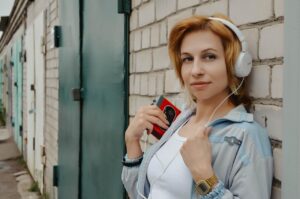 Immagine di un walkman Sony vintage con cuffie, simbolo della cultura musicale degli anni '80.