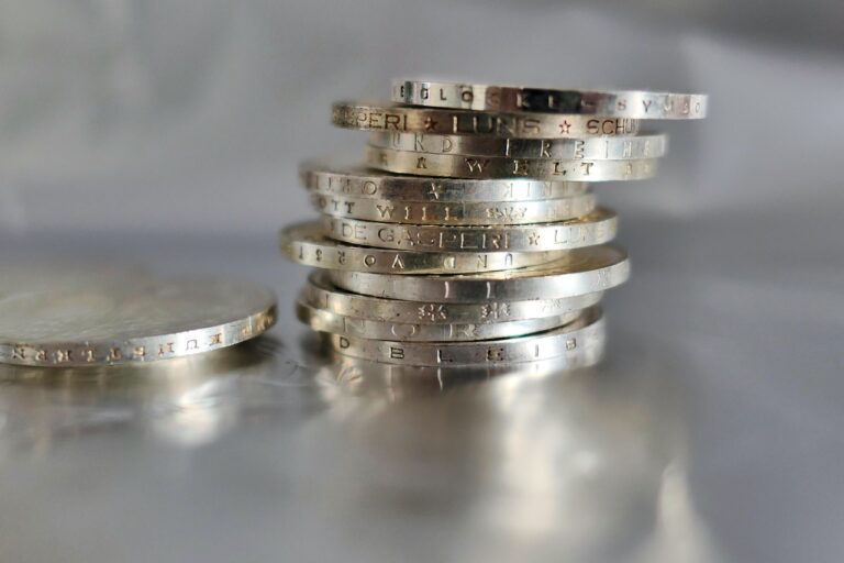 Monete d'argento Morgan Dollar, simbolo di valore collezionistico e storia economica.